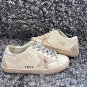 Goolden Goose Sneakers  -  Nu säljer jag mina skitsnygga sommar/vår sneakers. Jag har väldigt många skor så jag vill att någon annan lyckligt lottad ska få bära dessa🥰🌸🙌🏻Goolden Goose är märket tror nypriset ligger på runt 5-6 tusen kronor. Skorna är i storlek 36/37