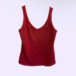 röd topp med paljetter🍓 - jättefin röd topp med paljett och pärldetaljer köpt på beyond retro!❤️