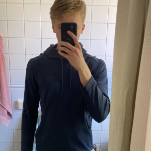 Blå Hugo boss hoodie - Lite tunnare hoodie som tyvärr är för kort i armarna för mig, lite svårt att se men på näst sista bilden försöker jag visa att sömmarna har gått upp i fickorna på hoodien, därför säljer jag den billigt, org pris 1200kr