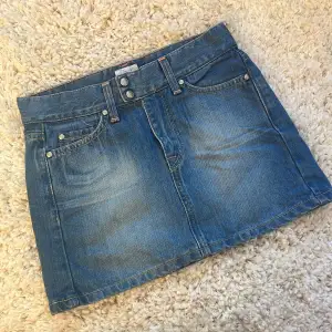 Skit snygg jeans kjol köpt second hand som tyvärr blivit för liten 💗💗 skriv för mer frågor!!