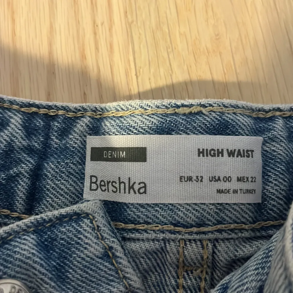 Säljer mina älskade bershka shorts som är för tyvärr för små, har använt ett fåtal gånger och det finns inga defekter allas, kan tyvärr inte skicka bilder med de på eftersom de inte passar längre. Jag köpte de för 300kr och säljer för 150kr 💕. Shorts.