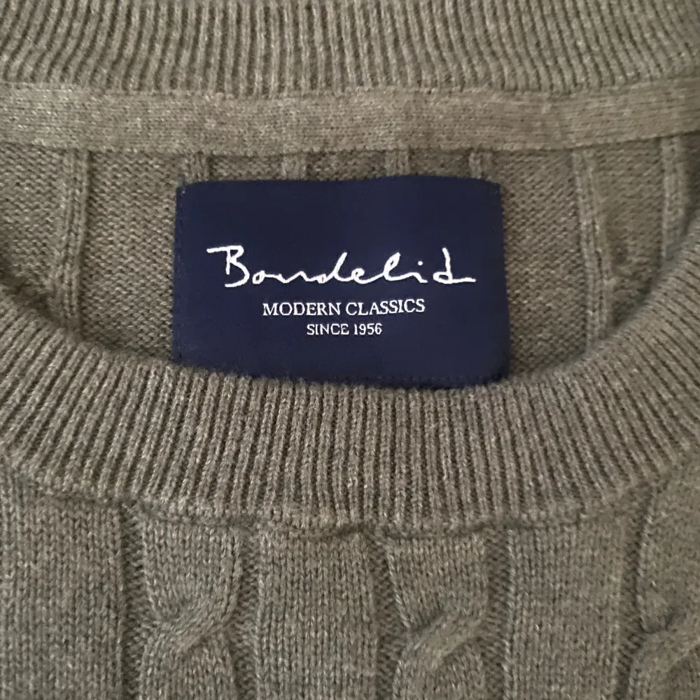 Säljer denna riktigt stiliga stickade tröjan från Bondelid. Den är i 10/10 skick och knappt använd. Nypris 700 kr men säljer betydligt billigare👍. Stickat.