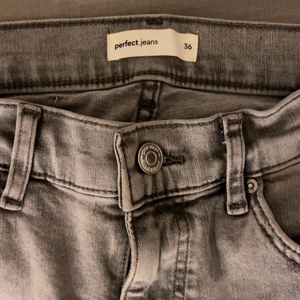 Säljer mina HELT oanvända lågmidjade jeans ifrån Gina i färgen ljusgrå💕 Jätte bra skick och inga defekter alls. Köpta direkt i butik för 500 kr . Jeans & Byxor.