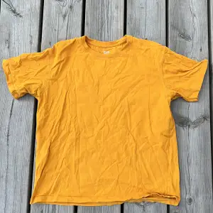 Perfekta gula t-shirten från UniQlo i storlek M 💞