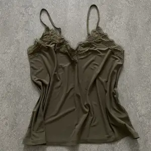 grön satinlinne! perfekt för pyjamas i storleken passar M (väldigt löst) till XL (tajtare fit), justerbara straps 💚 köparen står för frakt 