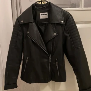 Skinnjacka från Vero Moda - Jättefin skinnjacka!! I storlek M