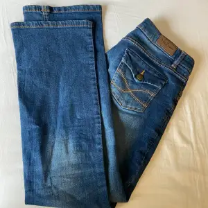 Säljer dessa snygga bootcut jeans då del inte kommer till användning💗 Innerbensmått: 74 cm Midjemått: 39 cm