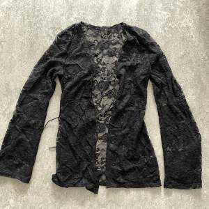 svart spetstopp / cardigan som kan knyttas, i nyskick och oanvänd (inte jag på bilden) 🖤 köparen står för frakt