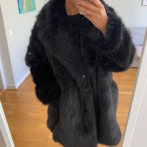 Päls jacka - Säljer nu min fina oversized fejk pälsjacka, använts 3 gånger så jackan är som ny och i fin kvalitet🫶🏼 (tidigare pris: 1299,95kr)