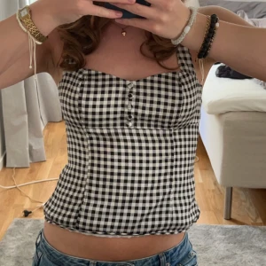 Rutig halternecktopp❣️ - Supersöt rutig halternecktopp från H&M🌷 Säljs för att den inte används, kontakta mig för fler bilder, frågor och intresse!