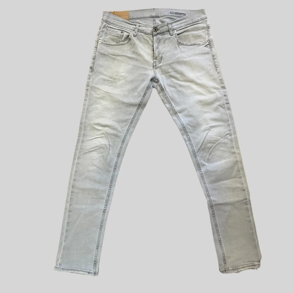 Säljer dessa riktigt feta jeans i från lyx märket dondup jeansen perfekt för dig som söker ett par goa slim fitt jeans! Vid frågor och funderingar skriv gärna! . Jeans & Byxor.