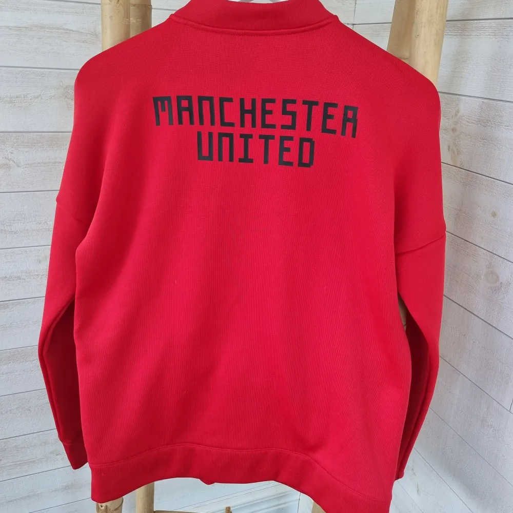 Ziptröja från Adidas, skick som ny. Manchester United tryck på ryggen och emblem på bröstet.. Tröjor & Koftor.