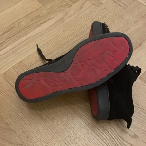 Loubutin - Tja säljer nu mina loubs som jag köpte för ca 2 månader sen men har blivit för små. Skick 7,5/10. Riktigt sjysta pjukks. Box ingår. Priset kan diskuteras. 4 nitar saknas. 