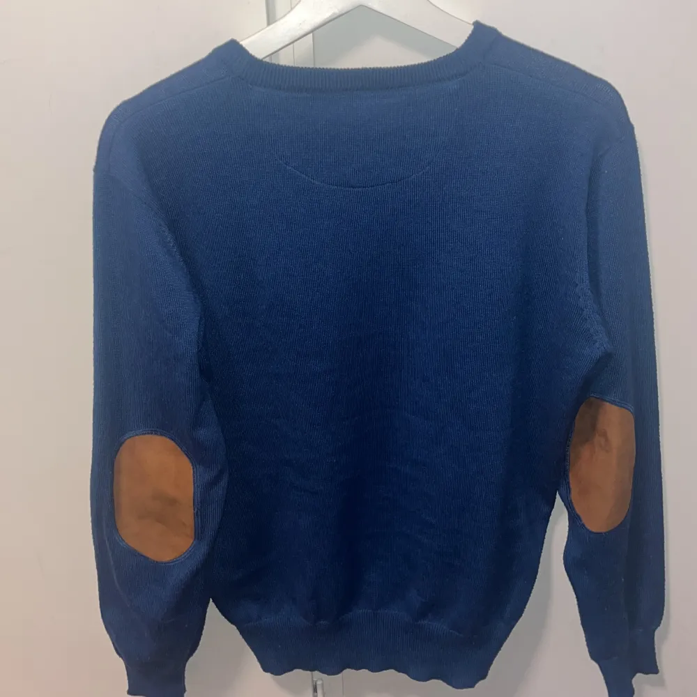 Säljer denna blåa tröja med skit snygga patches. Den passar 167-175. S. Skicket är väldigt bra, nästan aldrig använd. Tröjor & Koftor.