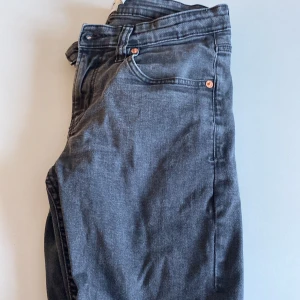 Jeans - Svarygråa jeans, bra skick. Slim fit. Köpta på lager 157. Stl m