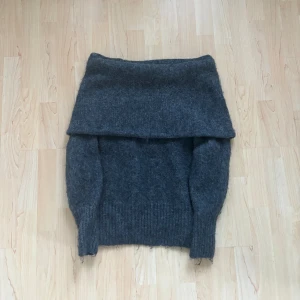 Offshoulder  - En marinblå offshoulder tröjan fårn HM i M. Har tyvärr inte använt den så mycket så väljer då att sälja den.