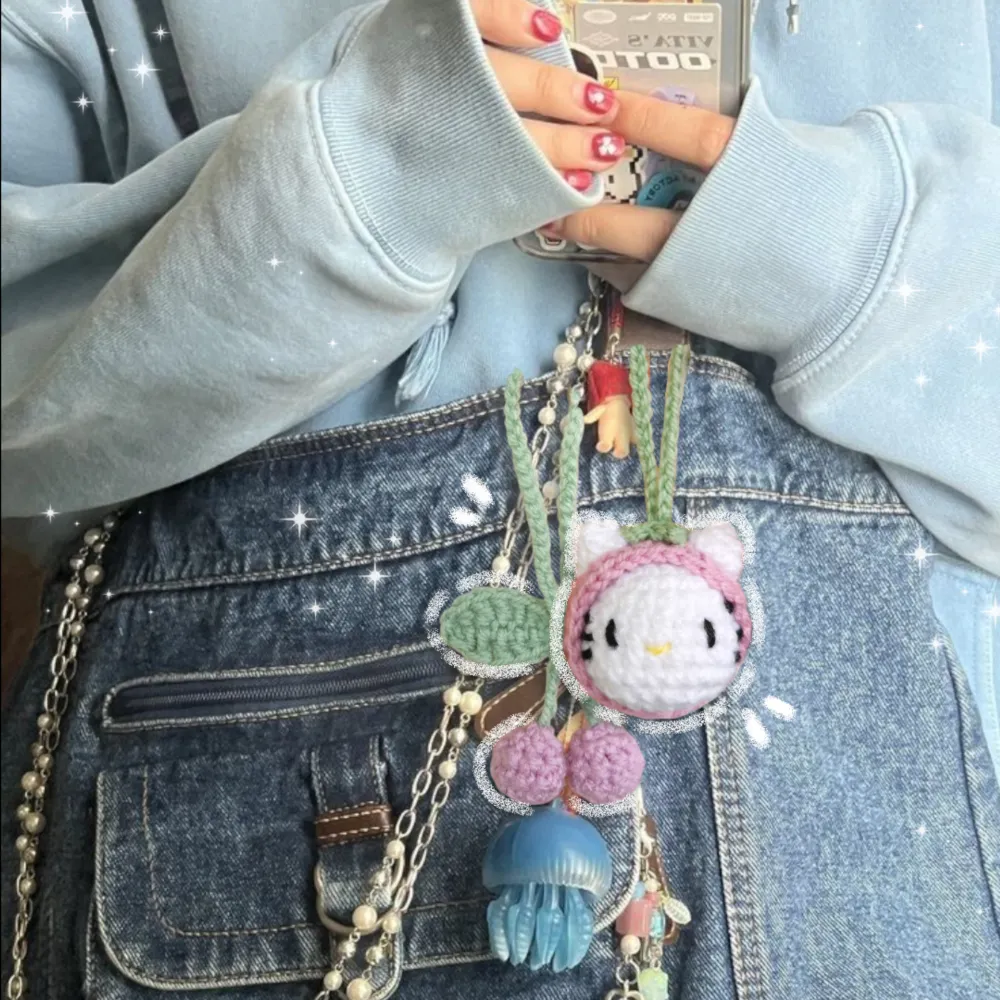 Supersöt virkad Hello Kitty med rosa luva tillsammans med körsbär. Passar perfekt att hängas som bag charm dekoration på din väska! ♥️ Frakt 18kr via swish eller KÖP NU 💌 Postas inom 2 dagar efter betalning 🌷. Accessoarer.