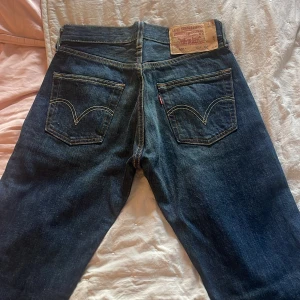 Levis jeans - Supersnygga Levis 501 W29 L34 vilket motsvarar cirka S/M Perfekt längd på mig som är 175 