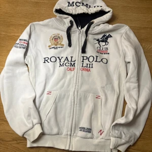 Hoodie, Royale polo, storlek m - vit hoddie i storlek m  i fint skick förutom en fläck bak på mudden. Rejäl och bra dragkedja.