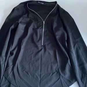 Blus - Tunn svart blus med dragkedja. Stl xl men mer som en m