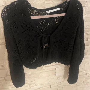Kofta  - Svart kort kofta med hål i som mönster. Har 2 st så säljer denna extra billigt men kan tänka mig sälja ännu billigare så pris kan diskuteras. (Köpte den för några 100) Den är även knappt använd! 🫶🫶