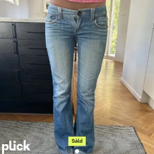 Blåa jeans  - Säljer dessa jättesnygga jenas som tyvärr är lite stora för mig! Midjemått 37 och Innerbenslängd 82🧚🏻‍♀️