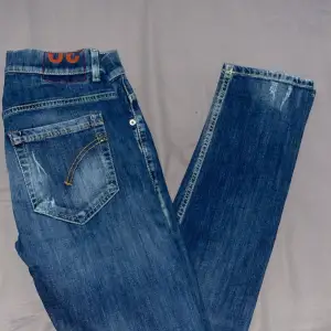 Hej!  Säljer ett par dondup jeans med feta slitningar i strl W30, använda ett par få gånger.  Kom privat om fler bilder önskas eller mer info! 