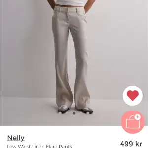 Säljer dessa populära lågmidjade kostymbyxorna i linne material från Nelly! Dem är i bra skick 😊 obs avklippta och passar om man är under 160 cm! Storlek 34 men upplever dem lite stora i storlek 
