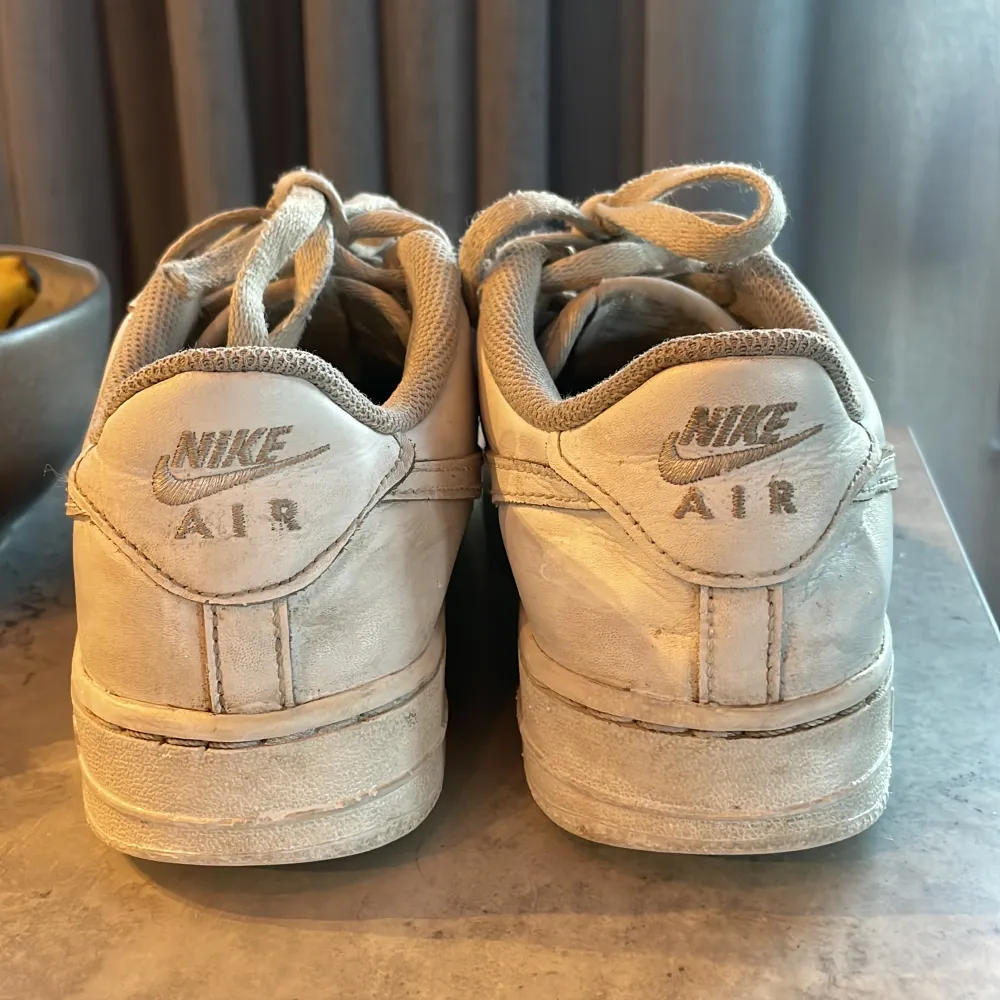 jag säljer mina Air forces dom är väldigt sköna och dom är  i storlek 37,5 men känns som 38, dom är väl skötta sko snöret är lite smutsigt men inget man tänkter på, dom är köpta från zalandl. Skor.