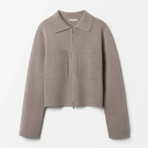 STICKAD CARDIGAN - Nu säljer jag denna jättefina eftertraktade och slutsålda tröjan ifrån Åhlens. Tröjan är i nyskick och har använts fåtal gånger men är liten i storleken! Priser är alltid diskuterbara! Vid mer information, vänligen kontakta via DM! 