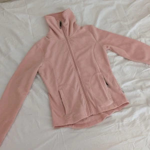 Fleece jacka  - Fleecejacka , använd ett par gånger. Har en fläck på baksidan av vänstra armen. Fleece jackan är i bra skick 