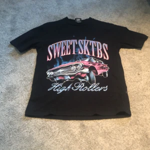 Sweet sktbs tshirt - En snygg sweet sktbs T-shirt med stort tryck på hela magen, lappen säger xs men den är lite stor i storleken