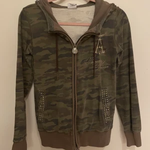 Hoodie  - Kamouflage hoodie med fina detaljer, tunt material så perfekt till sommaren. Hör av er vid frågor!(: