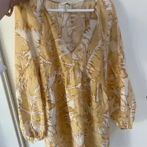 Säljer denna fina, korta klänning ifrån H&M i storlek L för 150 kr 💛