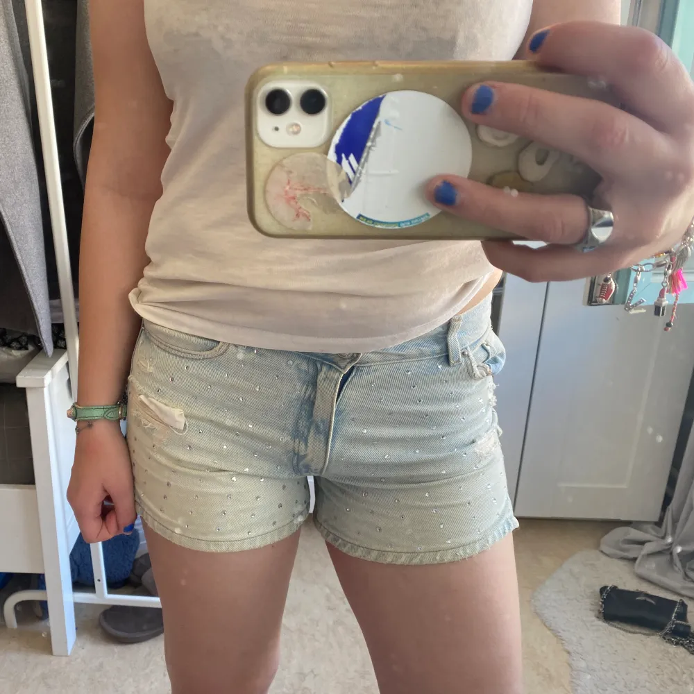 Cilla shorts med stenar på framsidan och några trasiga detaljer. Köpt på Ginatricot (barnavdelningen) för ett år sedan för 280 kr. Använd mycket men fin. Shorts.