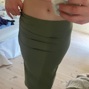 Ny strandivarius långkkjol!  - Helt ny oanvänd långkjol från Strandivarius! Oliv/mossgrön! Köpt för 300! 