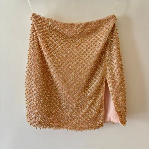 Glittrigt set från Ohpolly  - Superfint guldigt glittrigt set från OhPolly. Använt en gång. Strl 6 motsvarar S/M. 