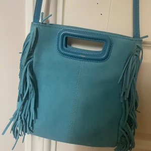 Maje väska - Säljer min Maje väska som är o bra skick förutom en liten fläck i hörnet (se bild), har ej testat om det går att få bort 💗