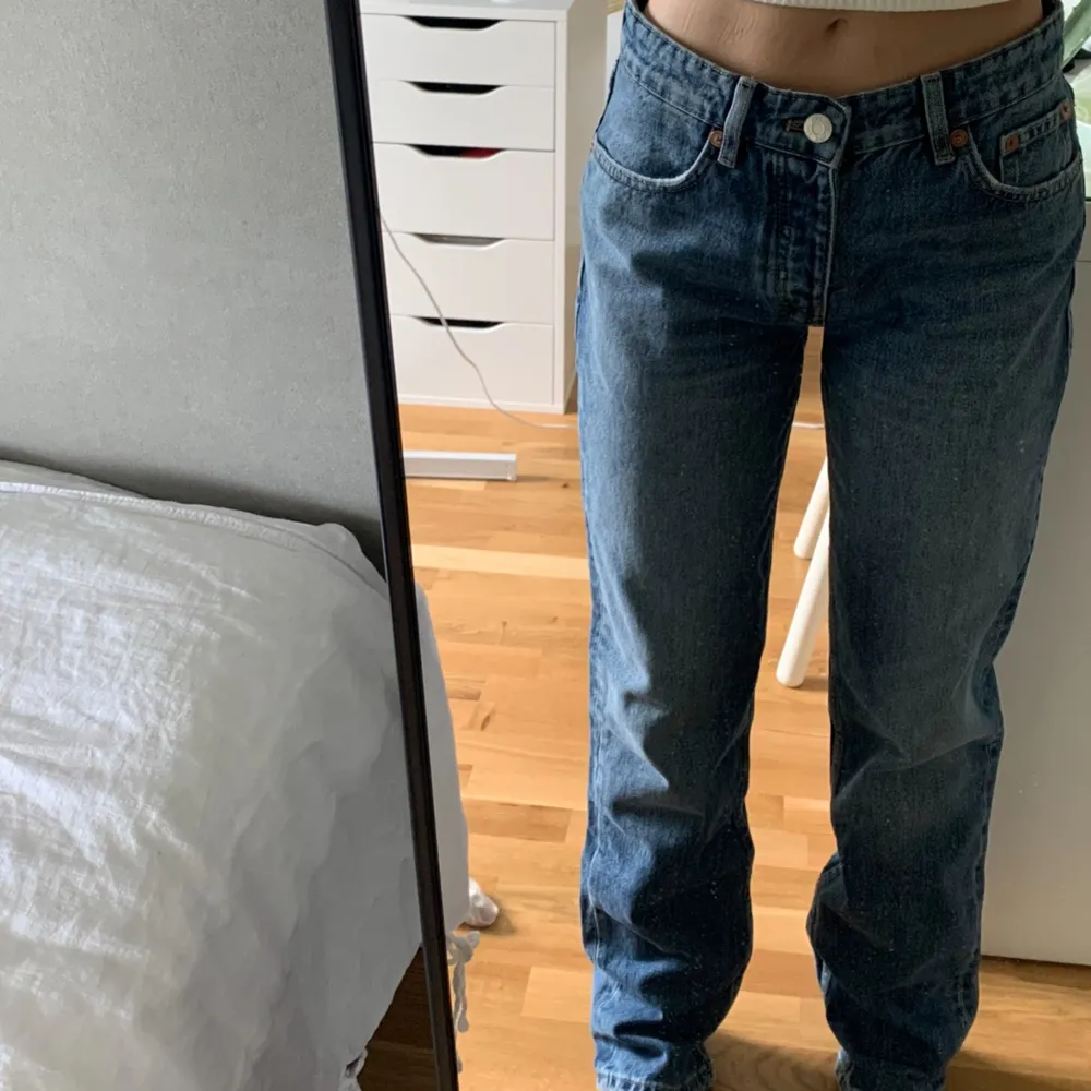 Blåa lågmudjade jeans från zara i storlek 36💗jag är 163,5 och dem är lite långa på mig men funkar bra ändå. Endast testade.. Jeans & Byxor.