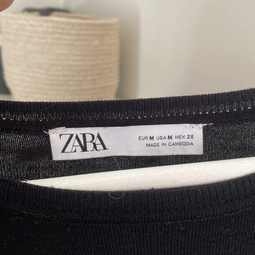 Säljer denna super fina tunna stickade tröja från zara! Den är i nyskick och Inga defekter, säljer pågrund av att den inte kommer till användning❤️ pris kan diskuteras!! . Stickat.
