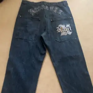 Dessa jeans ar gamla frän Italien dom ar anända men inte slitna. Dom är väldigt fina och baggy skulle sagt att storleken ar Mellan M/L PRISET KAN DISKUTERAS!