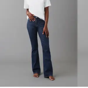Säljer dessa mörkblåa jeansen från Gina Tricot. Jeansen är i bra skick och har inga skador eller märken! Hör av er vid några funderingar🤍