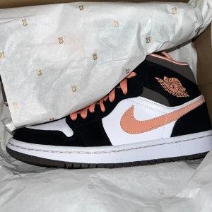 Wmns air jordans  - Helt nya och oanvända wmns air Jordans 1 mid SE white apricot.  Köpta i Amerika.  Skriv om ni vill ha fler bilder så skickar jag gärna 