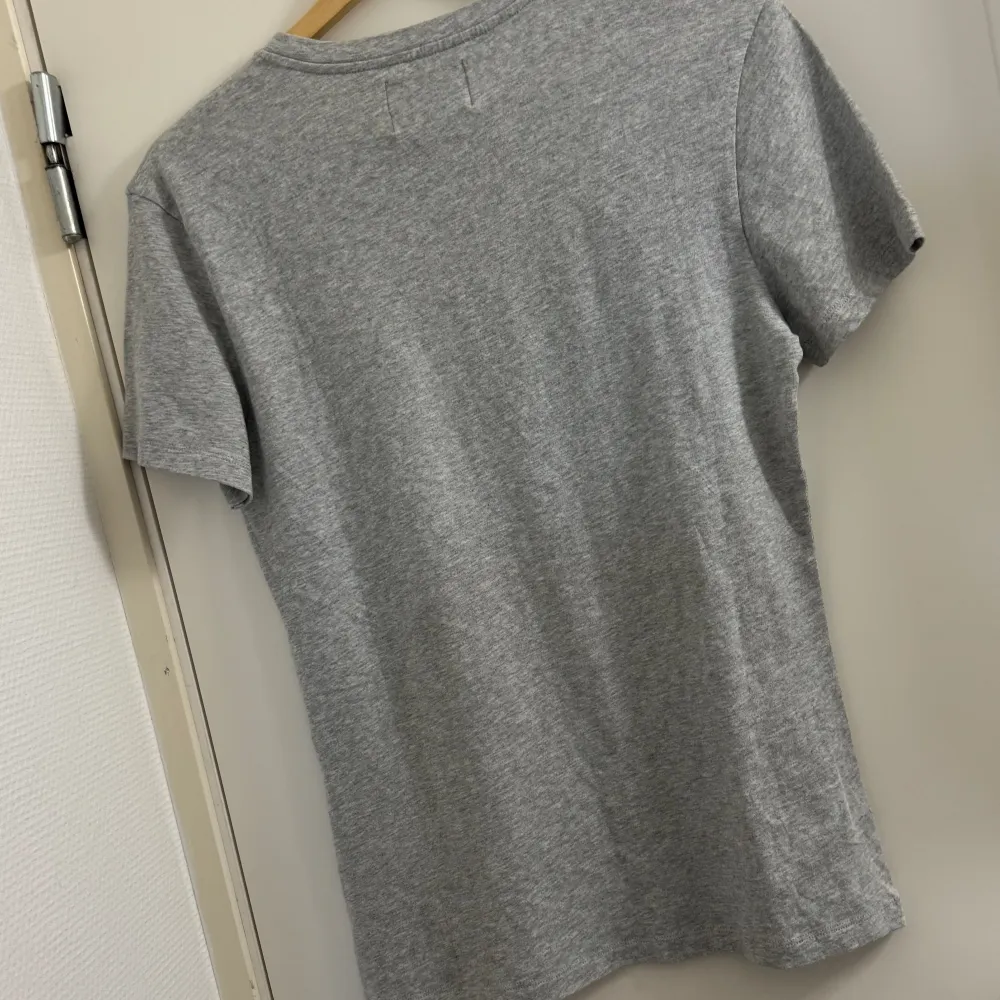Superfin Calvin Klein T-shirt storlek M, passar S. Säljer pga det inte är min stil längre och den har aldrig använts, skicket är som nytt. Bara legat i garderoben. Hoppas någon annnan får användning av den. . T-shirts.