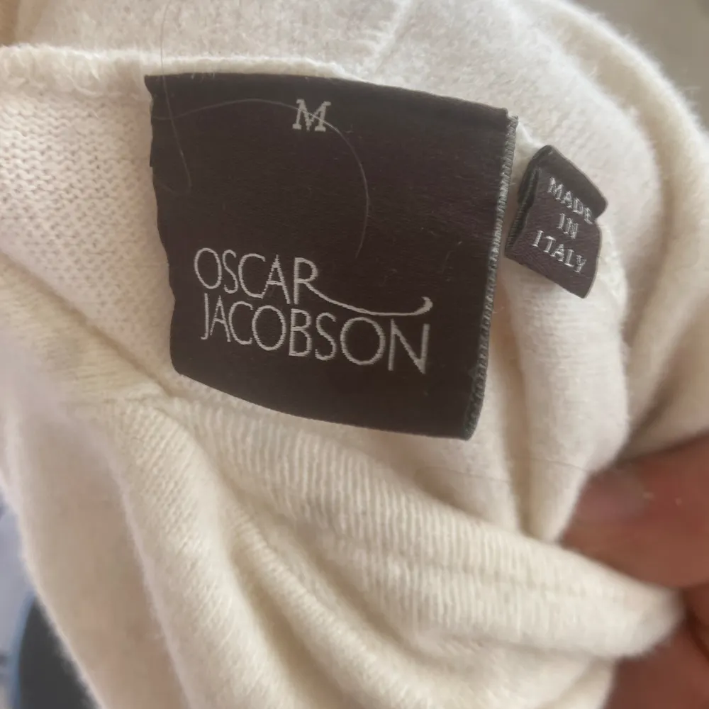 Skitsnygg och trendig stickad hoodie från Oscar Jacobsson!! Storlek M men passar även s! Knappt använd, nypris 1599 kr. Hoodies.