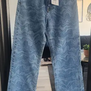 Jeans nya med vågor Xs vidq Högmidjade nypris 599kr  #nyajeans #jeans #straightjeans #högmidjadejeans #straight #jeansfemme #trend #fashionblogger #fashionabla #kläder #kvinna #tjej #mode #sommarkläder #leoprint #leopardprint #leomönster #vågor #vågo