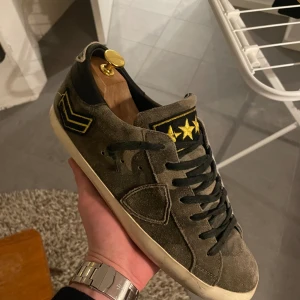 Philippe Model skor - Säljer nu mina otroligt sällsynta model skor. Fransk militär design🇫🇷Bra skick och är köpta i Paris. Skick 8/10 och box ingår. För mer bilder och funderingar skriv privat⭐️