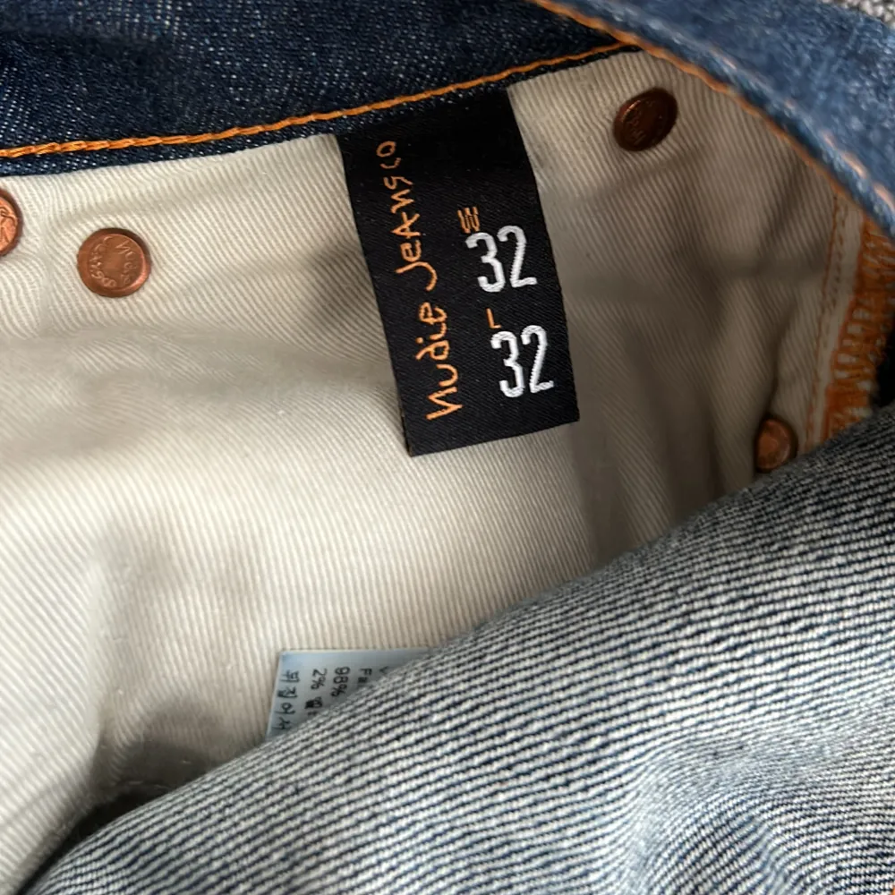 Mörkblåa Nudie jeans i riktigt bra skick. Slim passform, säljes då de är för små för mig. Nypris runt 1500kr.. Jeans & Byxor.
