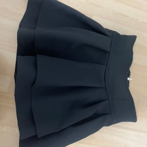 Högmidjad kjol - Jättegullig svart högmidjad kjol med inbyggda shorts och stretchig band vid midjan. Bara haft på mig två gånger, köpt för 380kr  ❤️ 