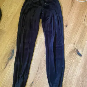 Mysiga svarta byxor. Velour material. Lowwaist och tajta runt anklarna. Storlek XS. Köpta på H&M